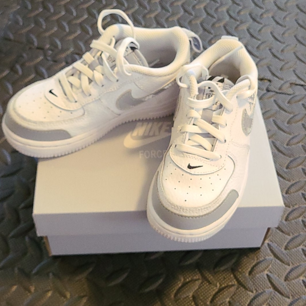 Nike Air Force 1 LV8 2